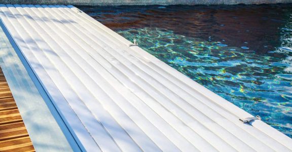 Comment&#x20;installer&#x20;un&#x20;volet&#x20;de&#x20;piscine&#x20;soi-m&#x00EA;me