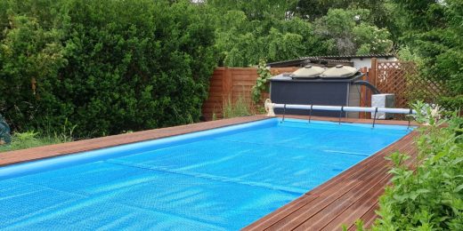 Piscine couverte avec une bâche à bulles
