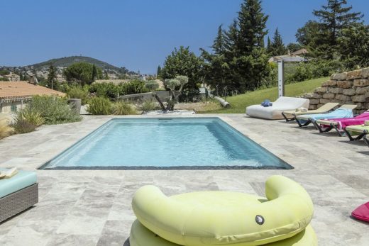 Piscine Arizona avec plage immergée avec une eau cristalline en été