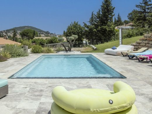 Piscine Arizona avec plage immergée avec une eau cristalline en été