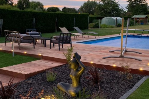 Piscine coque rectangulaire Nevada 2 Piscines Ibiza avec une bâche à bulles et terrasse en bois