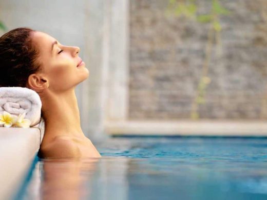 Femme se relaxant dans un spa