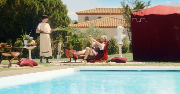 &amp;&#x23;8220&#x3B;C&amp;&#x23;8217&#x3B;est&#x20;qui&#x20;&#x00E0;&#x20;c&#x00F4;t&#x00E9;&#x20;de&#x20;ta&#x20;Piscines&#x20;Ibiza&#x20;&#x3F;&amp;&#x23;8221&#x3B;,&#x20;la&#x20;nouvelle&#x20;campagne&#x20;de&#x20;communication&#x20;de&#x20;Piscines&#x20;Ibiza