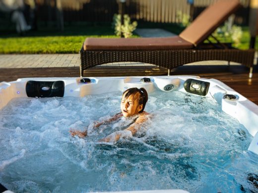 Fille dans un spa extérieur