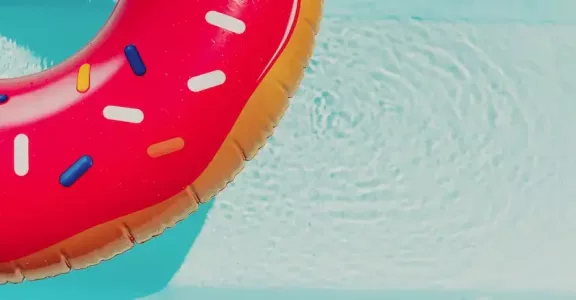 Enlever&#x20;le&#x20;calcaire&#x20;sur&#x20;une&#x20;coque&#x20;de&#x20;piscine&#x20;&#x3A;&#x20;astuces&#x20;et&#x20;m&#x00E9;thodes