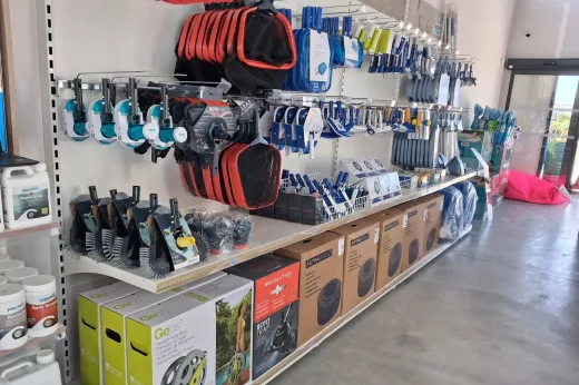 Accessoires de nettoyage manuel, épuisettes et brosses de piscine - Piscines Ibiza Lempdes