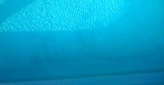 Comment&#x20;enlever&#x20;les&#x20;taches&#x20;sur&#x20;une&#x20;piscine&#x20;coque&#x20;&#x3F;