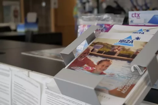 Présentoir de catalogues pour accessoires au comptoir du magasin piscines Nîmes