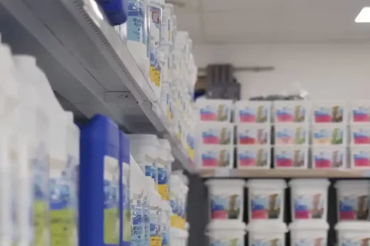 Rayonnage dédié aux produits d'entretien et de traitement de l'eau au magasin piscines Nîmes