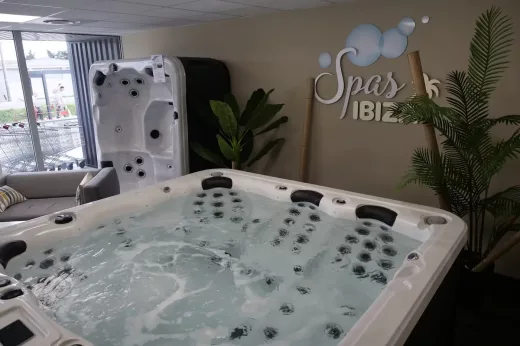 Showroom intérieur présentant la gamme complète de spas du magasin piscines Nîmes