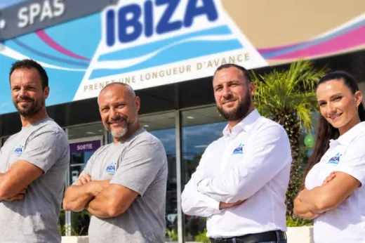 L'équipe du magasin Piscines Ibiza de Nîmes devant le showroom et sa piscine d'exposition