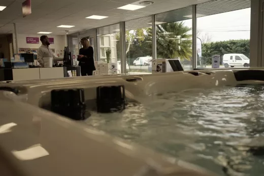 Espace d'exposition de spas et comptoir d'accueil du magasin piscines Nîmes