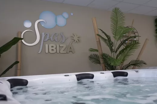 Détail des jets d'un spa en fonctionnement dans l'espace bien-être du magasin piscines Nîmes